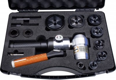 Coffret pompe hydraulique coudée et emporte-pièces et forêt de préperçage et axes de traction pour acier